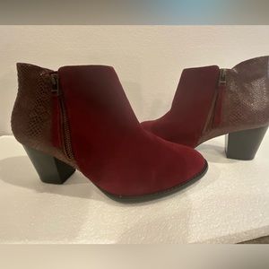 ANNE KLEIN JAVA SNAKE VIONIC BURGUNDY SUEDE SNAKE BOOTS. SZ 10. NW/OT.
